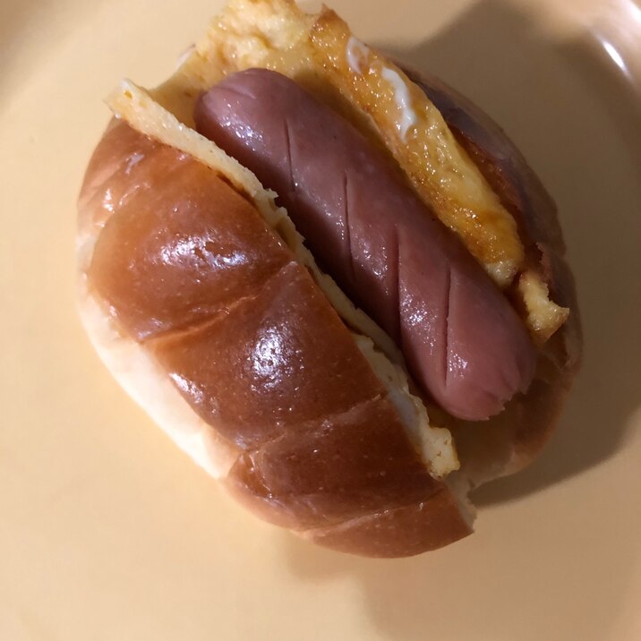 ロールパンで♡薄焼き卵と皮なしウインナードック✨